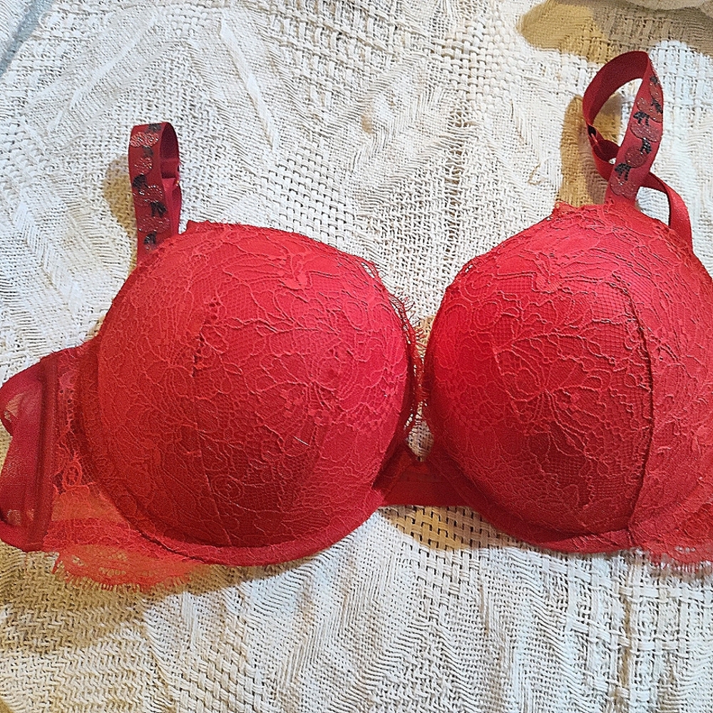 Victoria's secret 38D very sexy red 🍒 bra